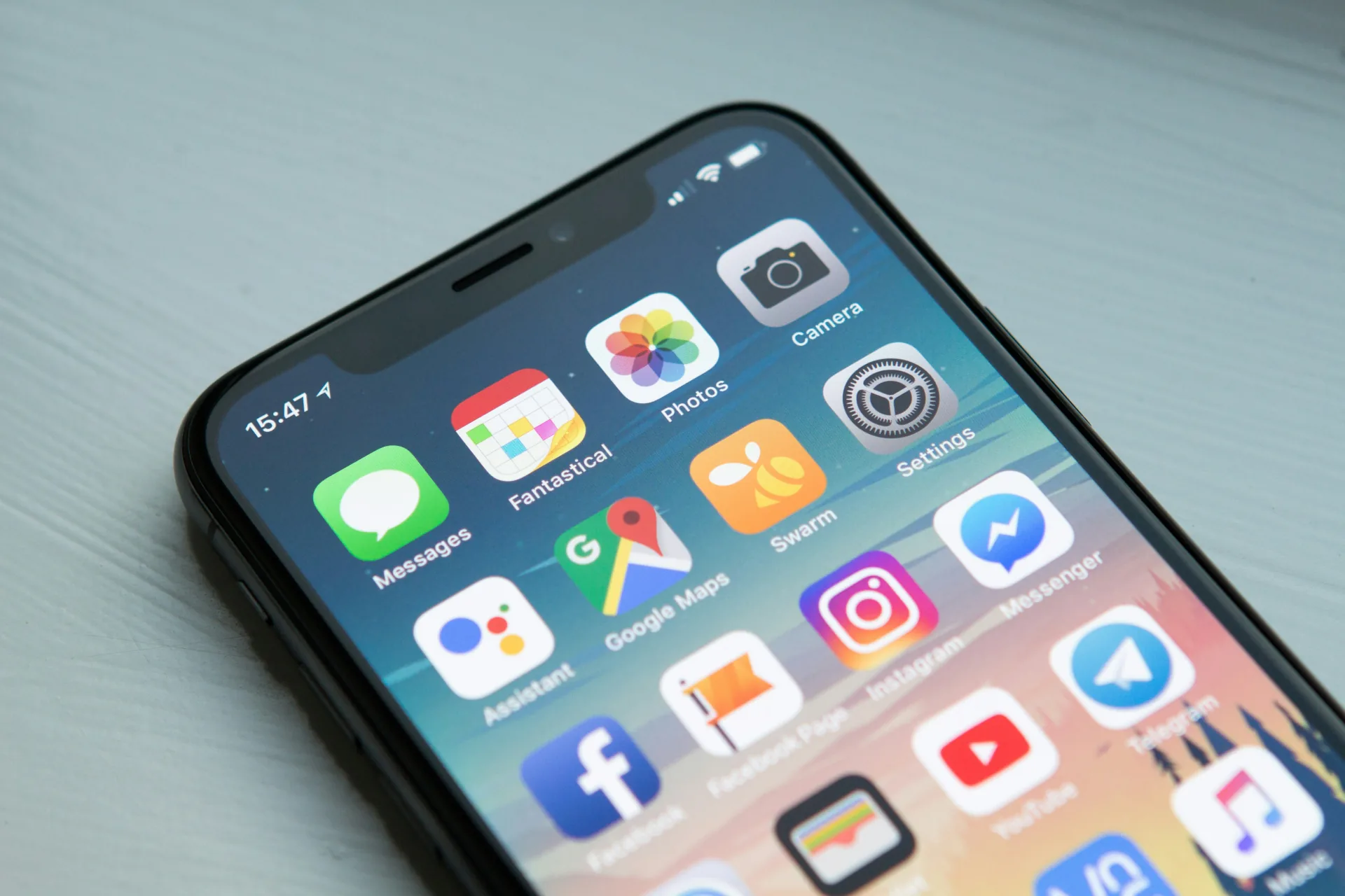 Primer plano de la pantalla de inicio de un smartphone con sus aplicaciones