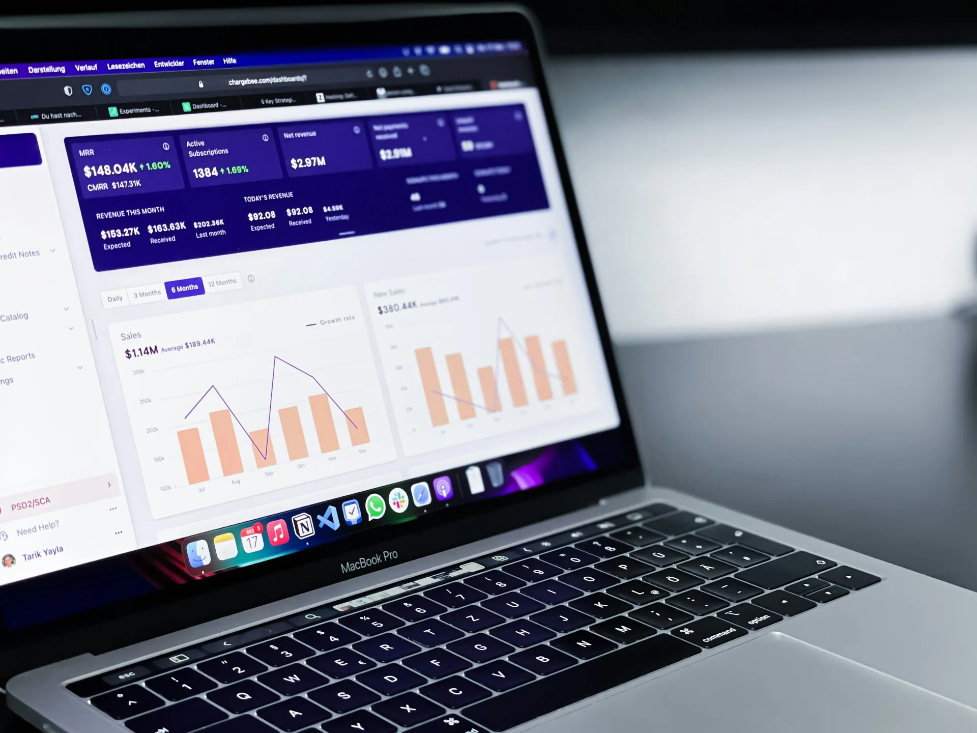 Laptop mostrando un panel de métricas de ventas e ingresos